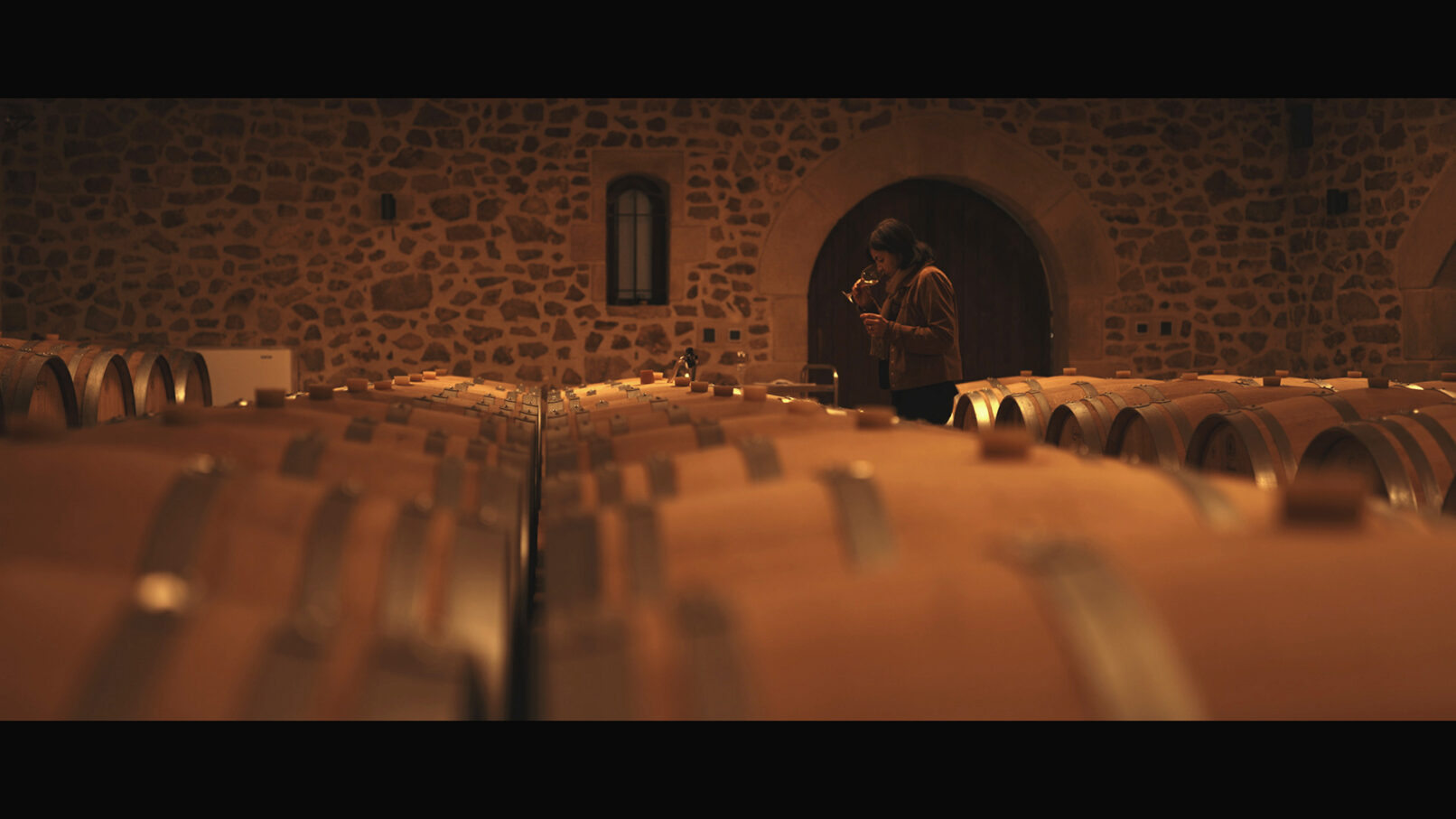 Christine Vernay dans son chai